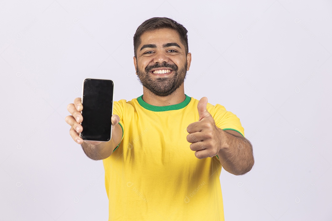 Homem jovem com camisa do Brasil