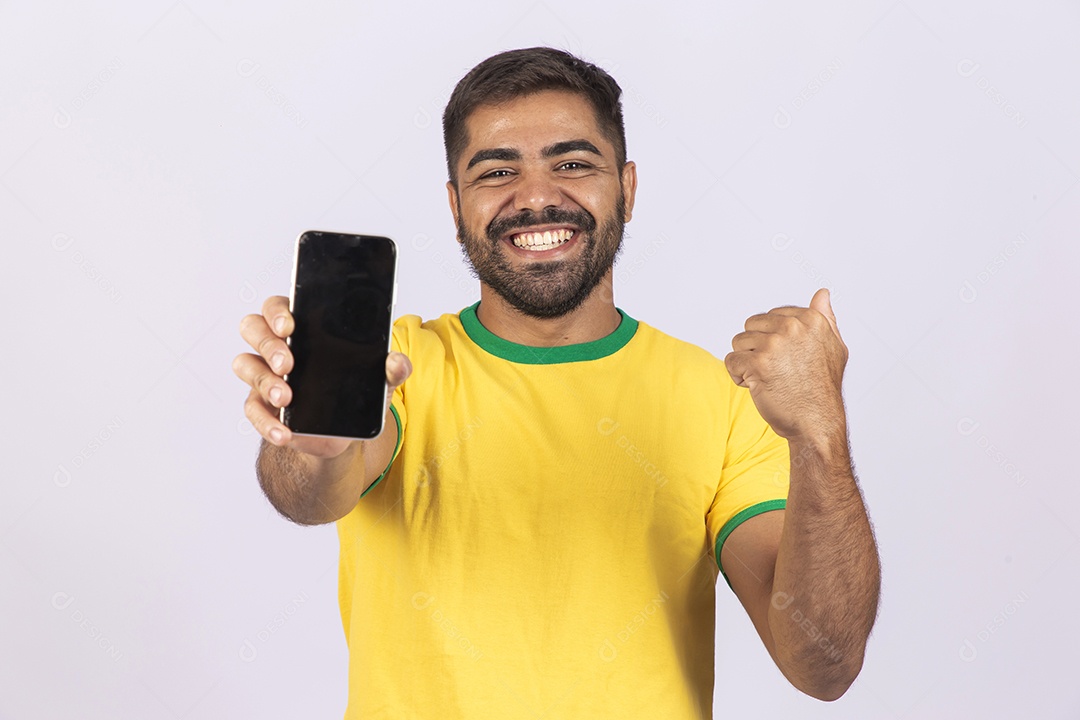 Homem jovem com camisa do Brasil