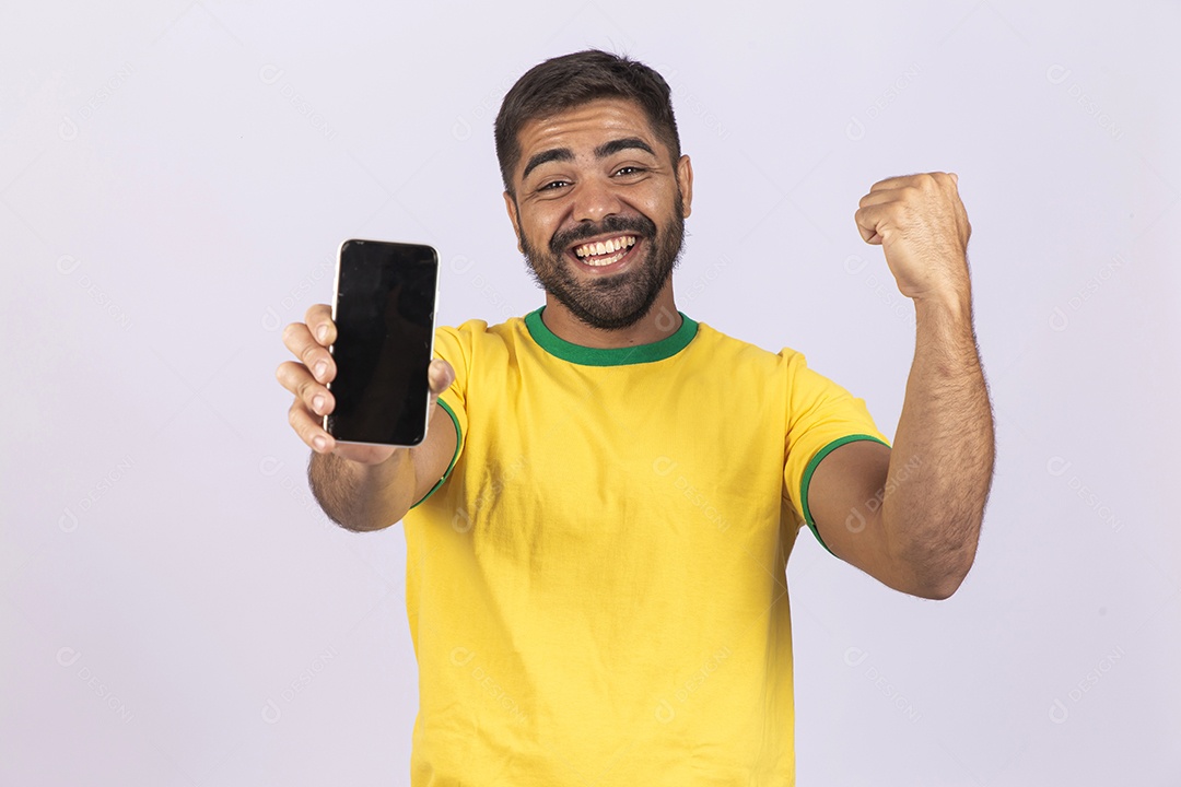 Homem jovem com camisa do Brasil
