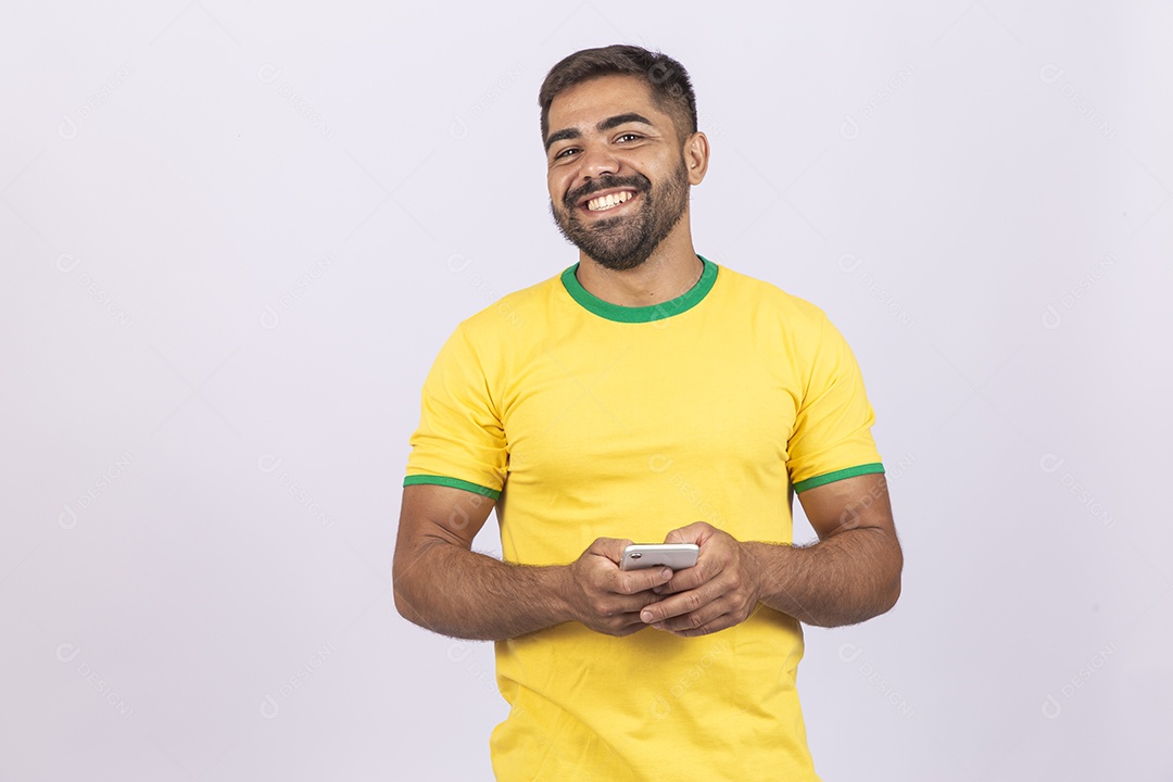 Homem jovem com camisa do Brasil