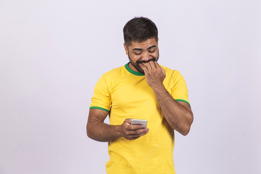 Homem jovem com camisa do Brasil