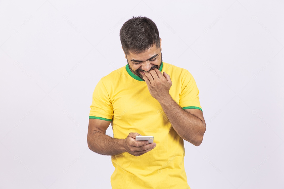 Homem jovem com camisa do Brasil