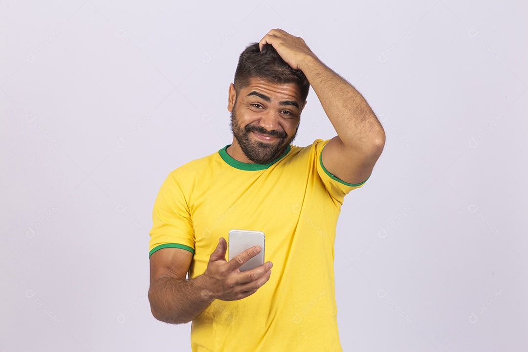 Homem jovem com camisa do Brasil