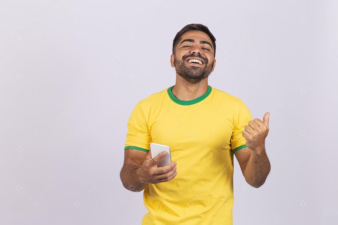 Homem jovem com camisa do Brasil