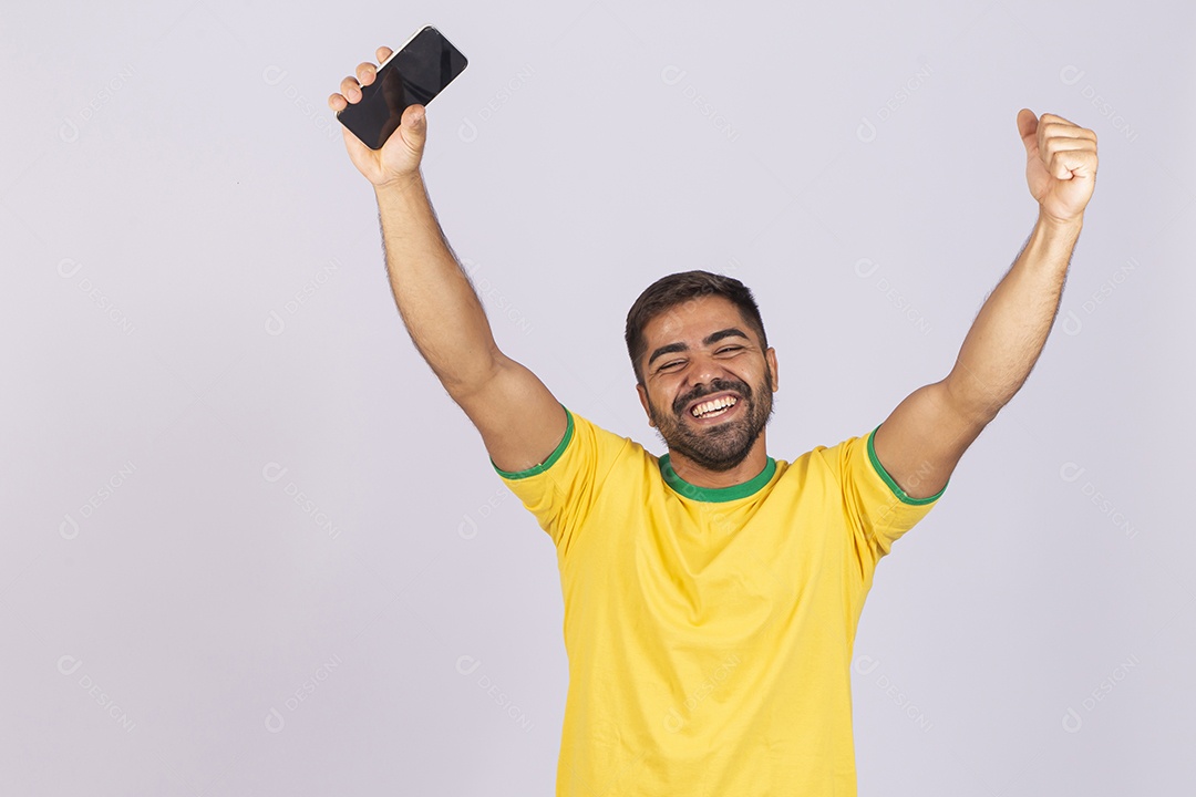 Homem jovem com camisa do Brasil