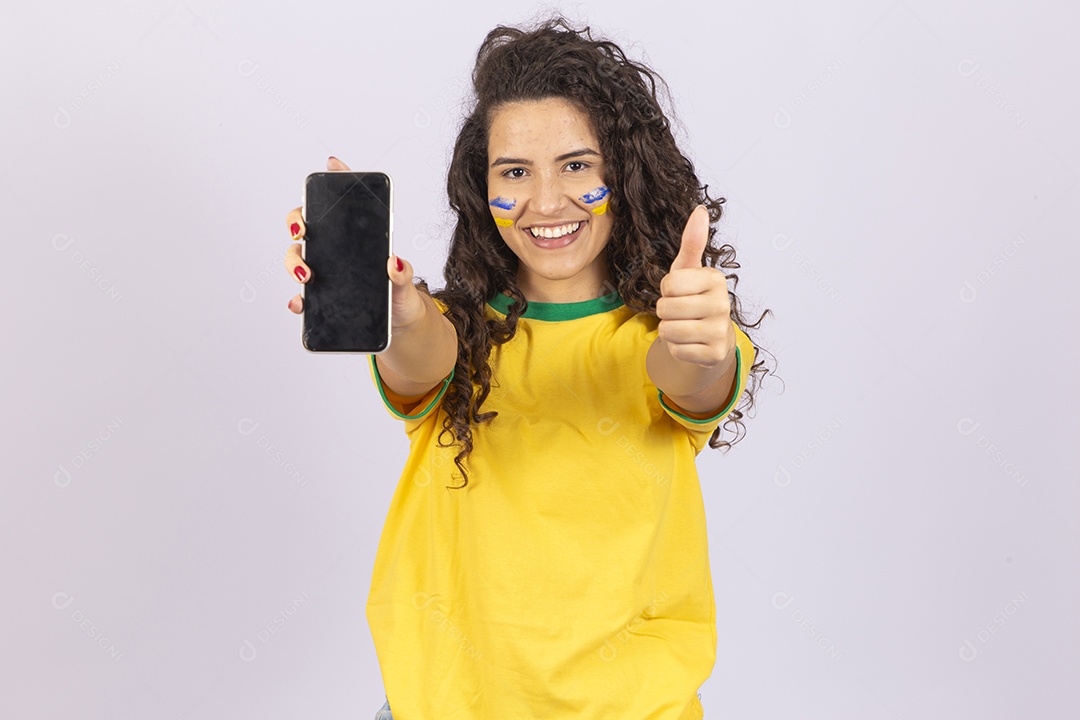 Linda jovem torcedora com camisa do Brasil