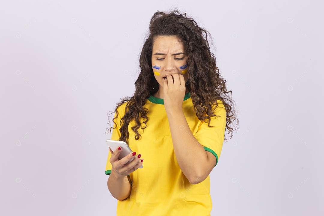 Linda jovem torcedora com camisa do Brasil