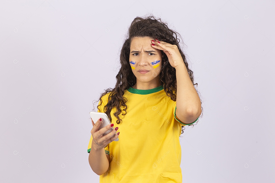 Linda jovem torcedora com camisa do Brasil