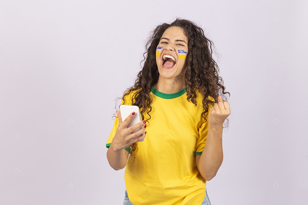 Linda jovem torcedora com camisa do Brasil
