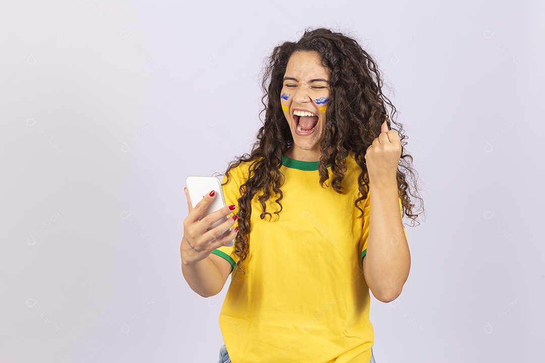 Linda jovem torcedora com camisa do Brasil