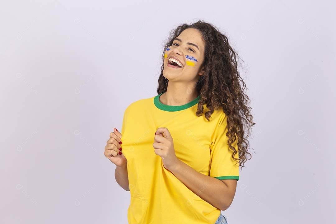 Linda jovem torcedora com camisa do Brasil