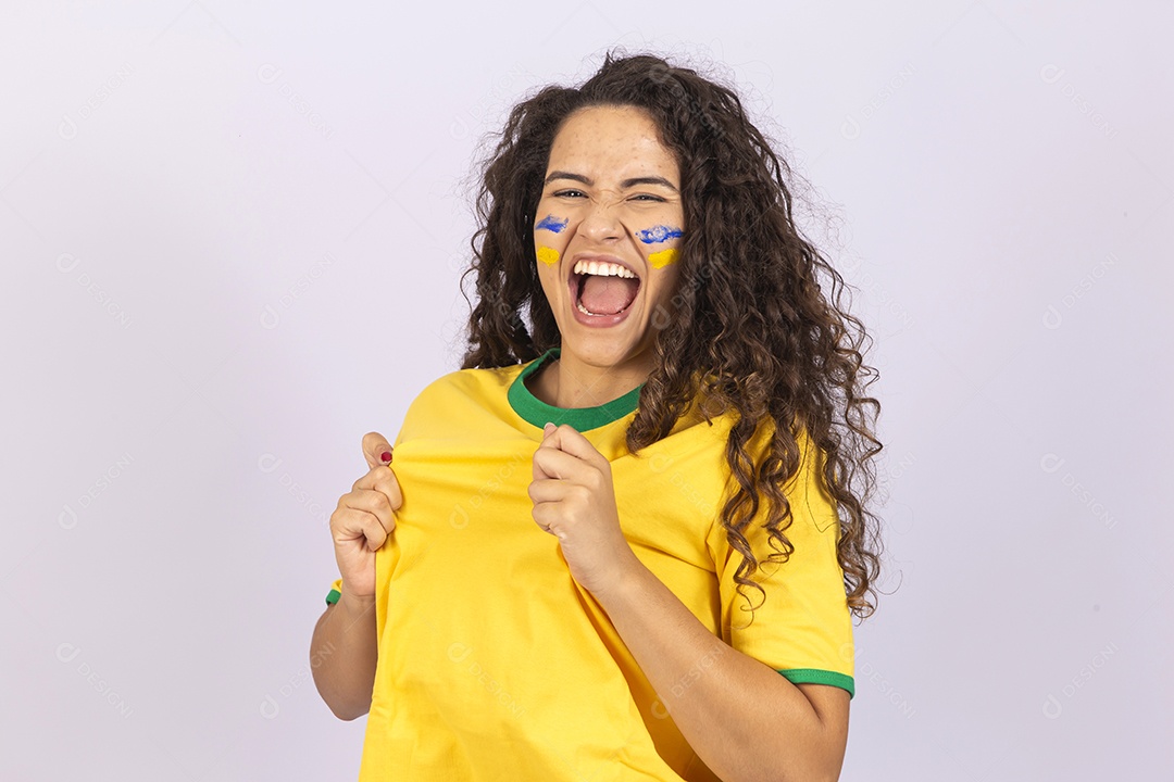 Linda jovem torcedora com camisa do Brasil