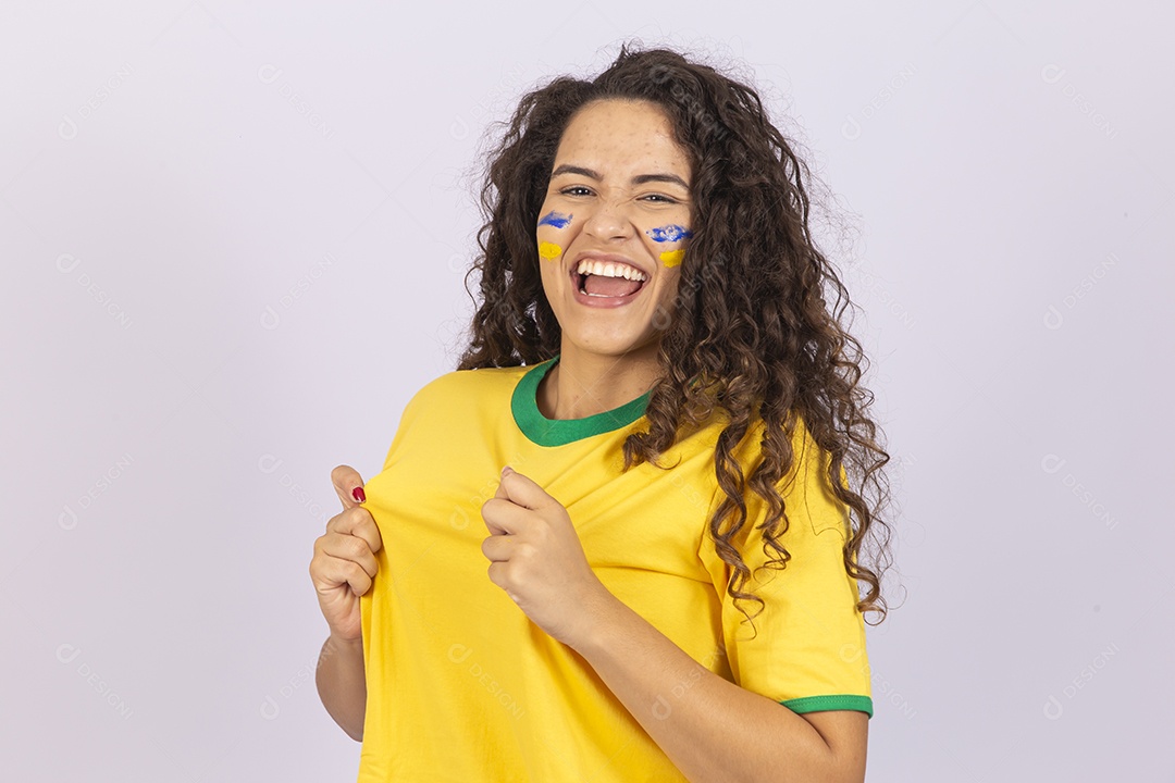 Linda jovem torcedora com camisa do Brasil