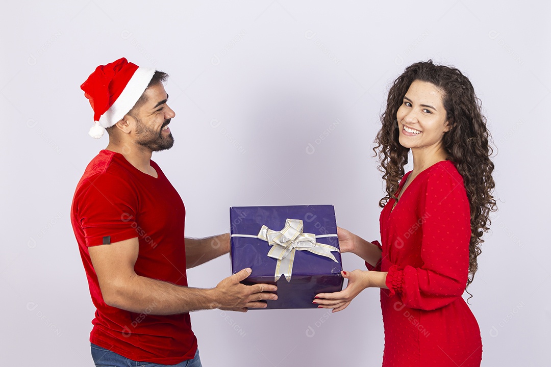 Lindo casal com roupas de natal