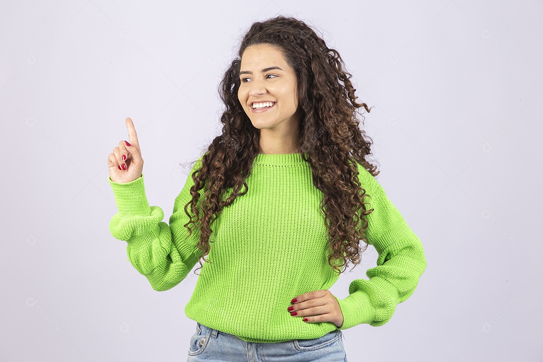 Linda mulher com casaco verde