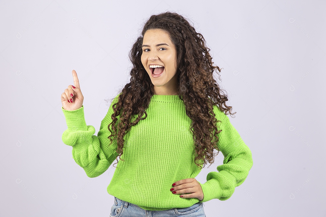 Linda mulher com casaco verde