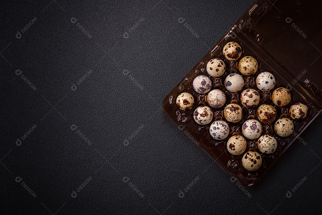 Ovos de codorna crus em uma caixa de plástico sobre um fundo escuro de concreto. Preparando um café da manhã nutritivo
