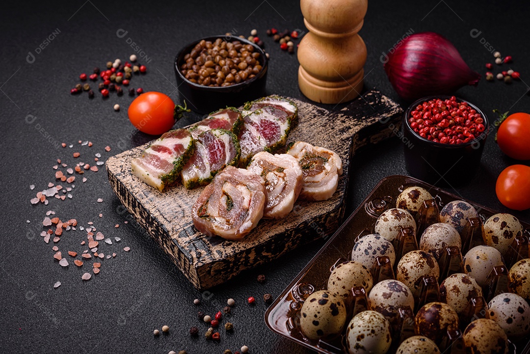 Ovos de codorna crus em uma caixa de plástico sobre um fundo escuro de concreto.