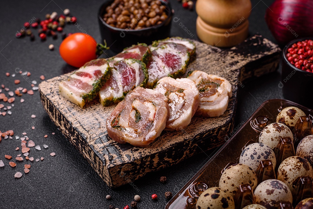 Ovos de codorna crus em uma caixa de plástico sobre um fundo escuro de concreto.