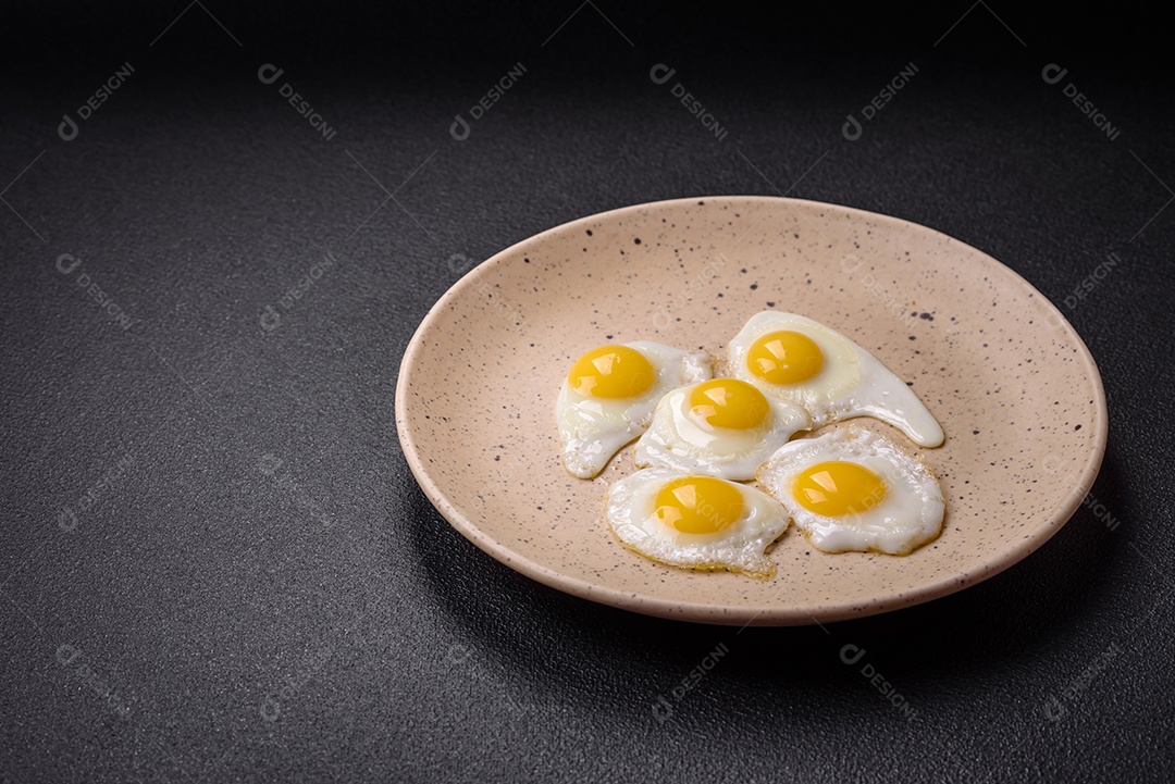 Delicioso café da manhã nutritivo com ovos de codorna fritos, bacon, legumes e tomate cereja com salDelicioso café da manhã nutritivo com ovos de codorna fritos, bacon, legumes e tomate cereja com sal, especiarias