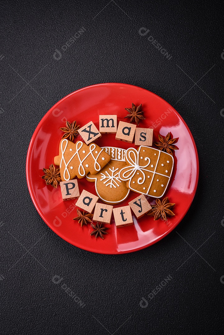 Inscrição de festa de Natal com cubos de madeira sobre um fundo escuro de concreto. Cartão postal com espaço de cópi