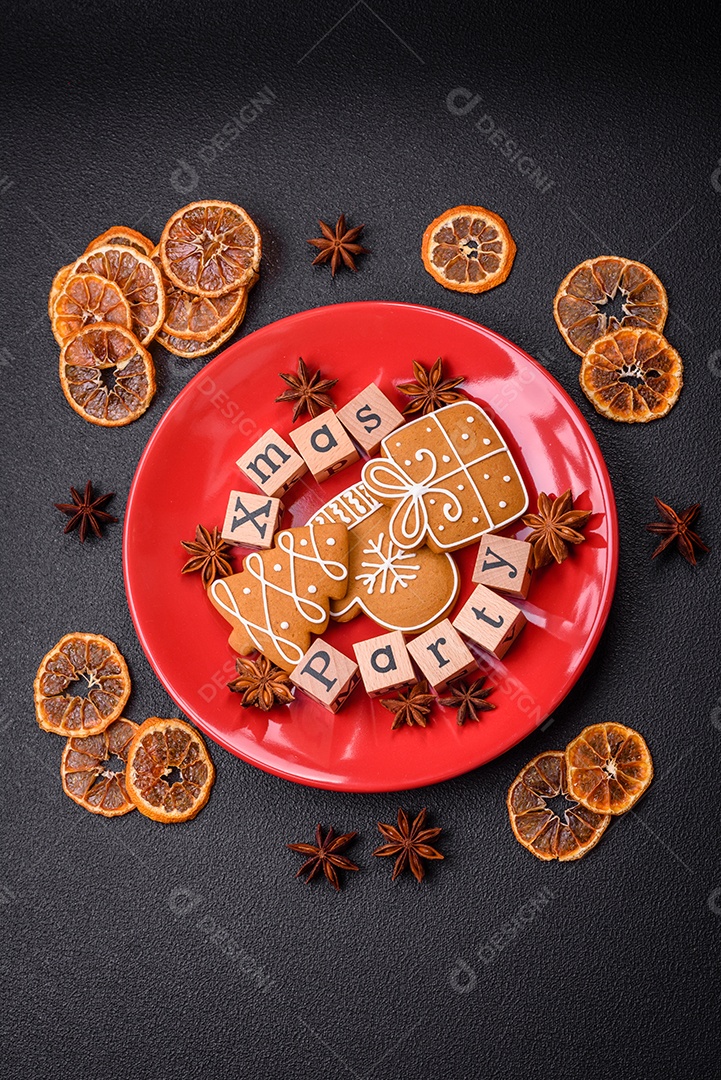 Inscrição de festa de Natal com cubos de madeira em concreto escuro