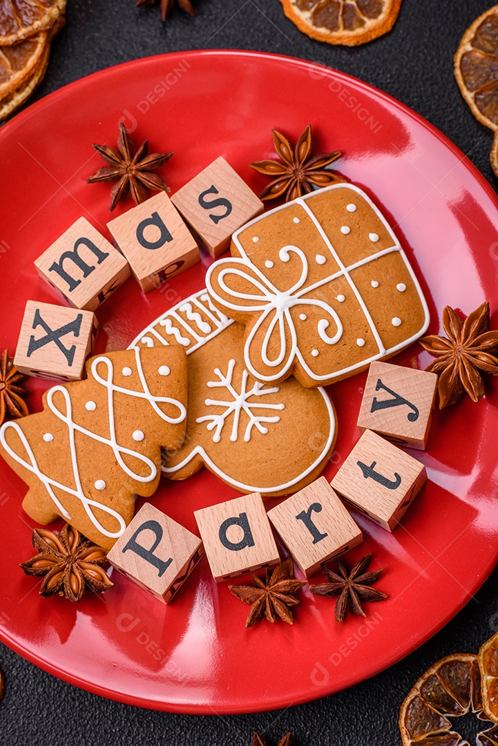 Inscrição de festa de Natal com cubos de madeira em concreto escuro