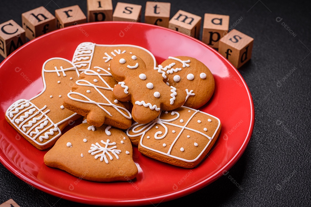 Inscrição de festa de Natal com cubos de madeira em concreto escuro