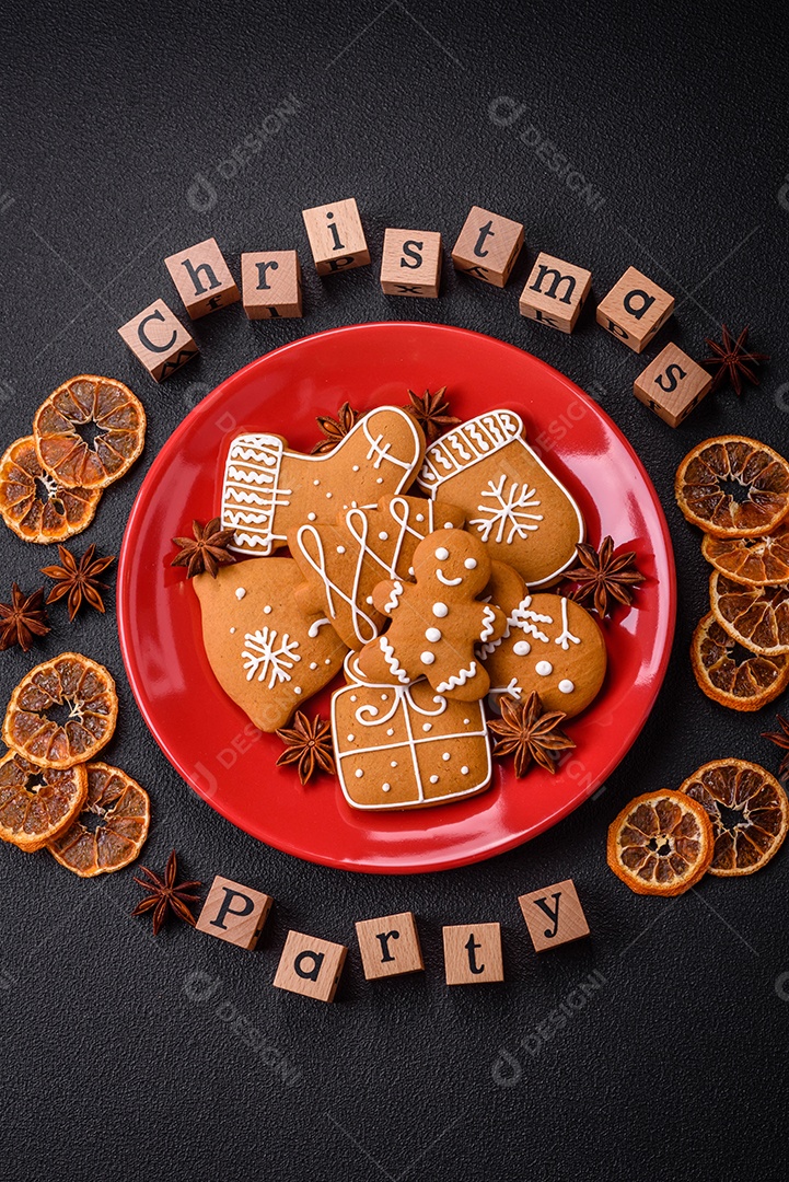Inscrição de festa de Natal com cubos de madeira em concreto escuro