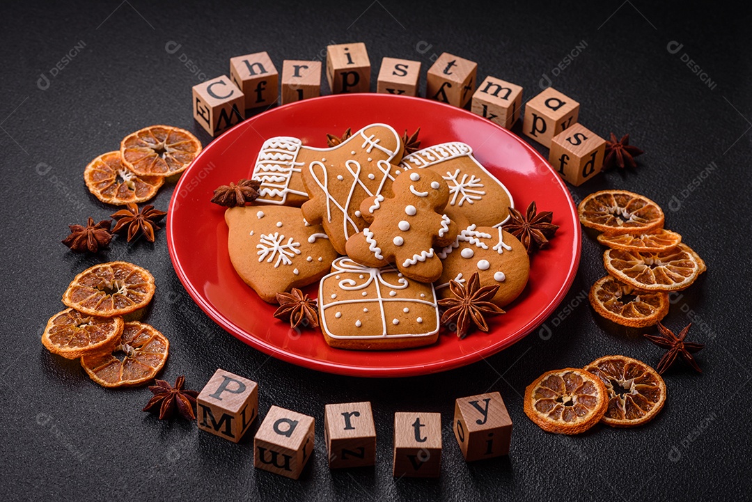 Inscrição de festa de Natal com cubos de madeira em concreto escuro