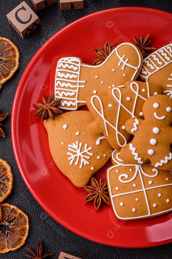 Inscrição de festa de Natal com cubos de madeira em concreto escuro