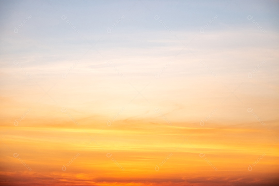Nuvens douradas laranja e luz solar no céu