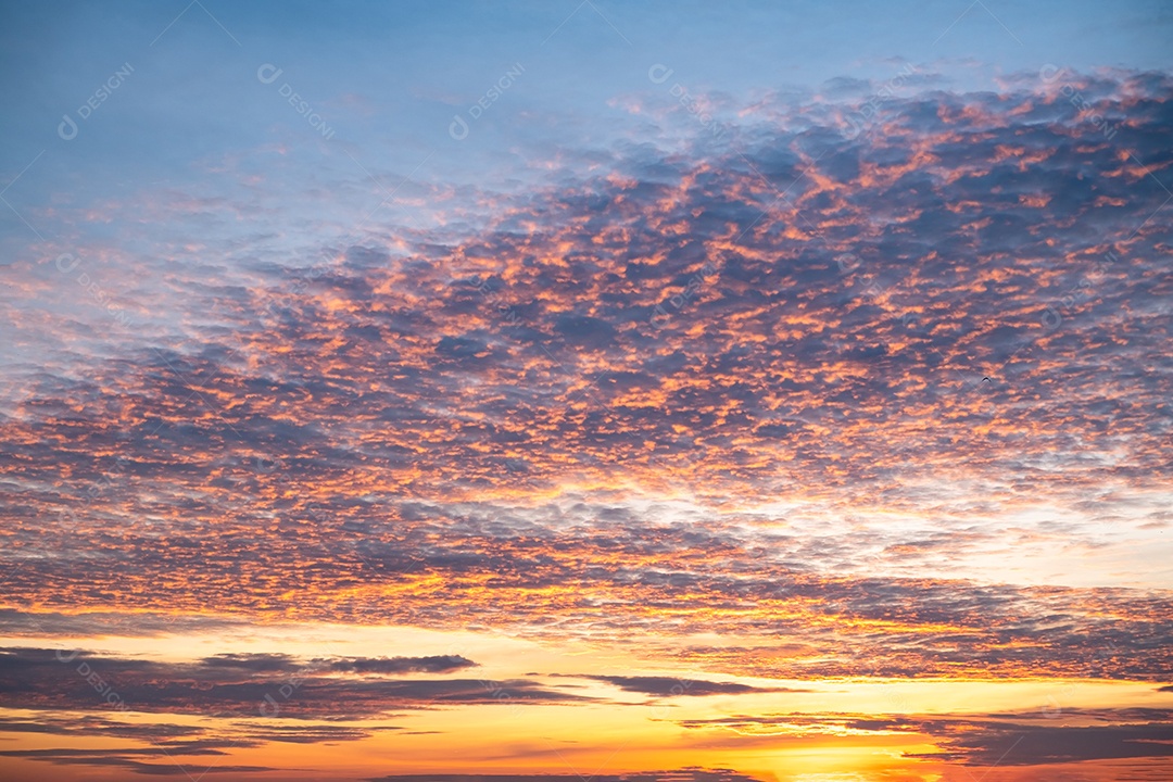 Um lindo céu ao entardecer