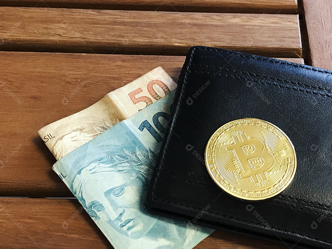 Bitcoin dinheiro brasileiro e carteira sobre mesa de madeira