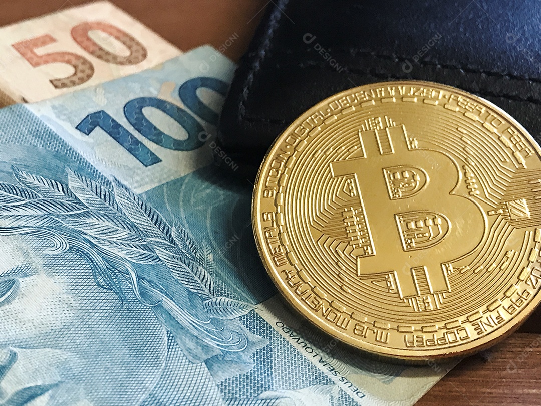 Bitcoin dinheiro brasileiro e carteira sobre mesa de madeira