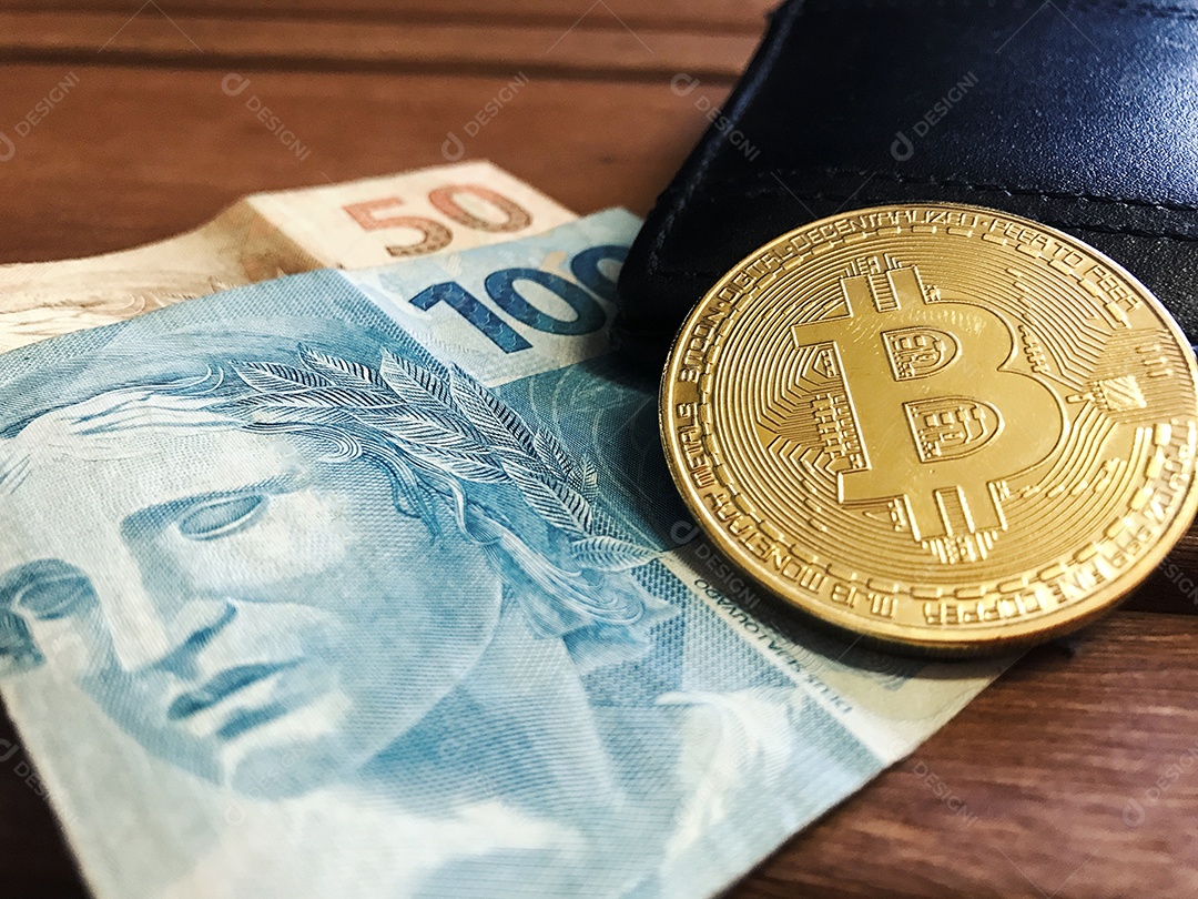 Bitcoin dinheiro brasileiro e carteira sobre mesa de madeira