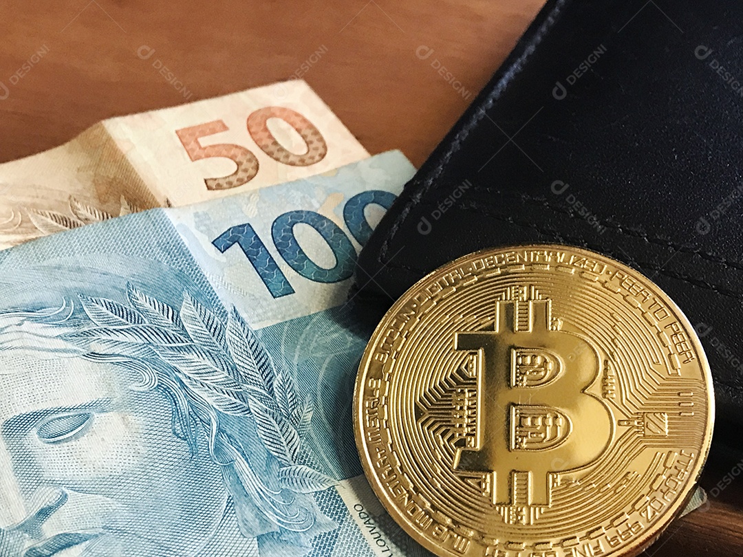 Dinheiro brasileiro notas e criptor moedas bitcoin em carteira sobre mesa de madeira