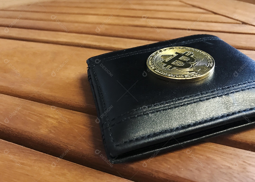 Bitcoin criptomoedas carteira sobre mesa de madeira