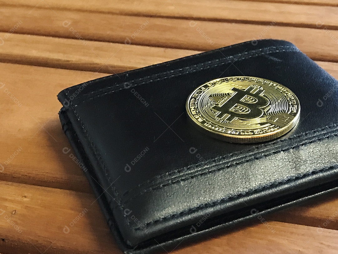 Bitcoin criptomoedas carteira sobre mesa de madeira
