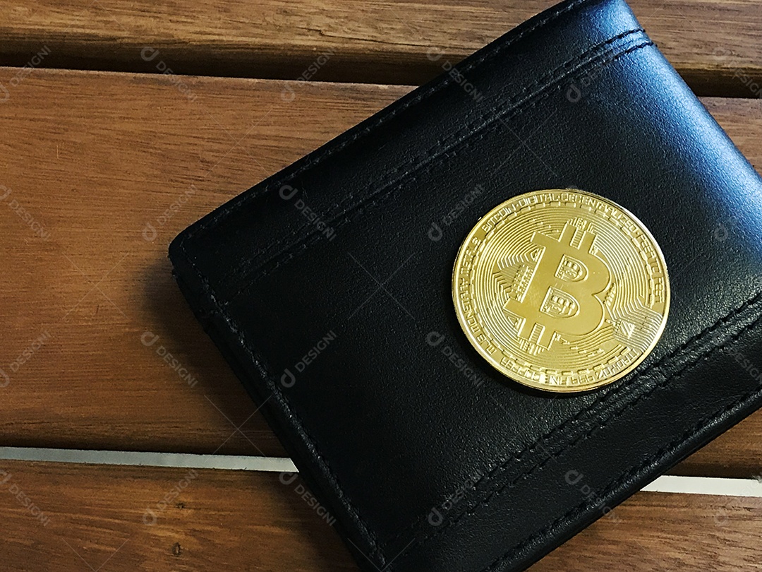 Bitcoin criptomoedas carteira sobre mesa de madeira