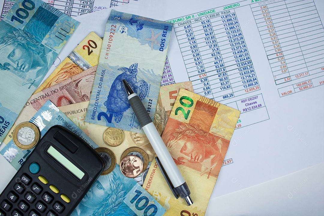 Dinheiro brasileiro com calculadora e fundo de gráfico numérico