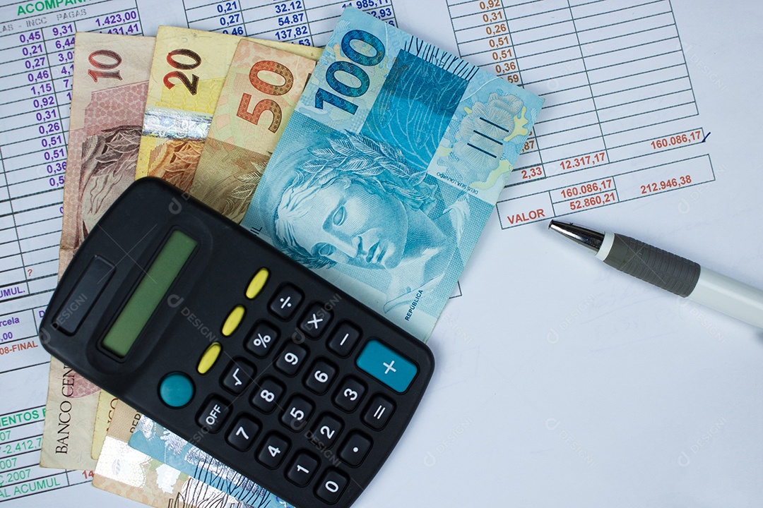 Dinheiro brasileiro com calculadora e fundo de gráfico numérico