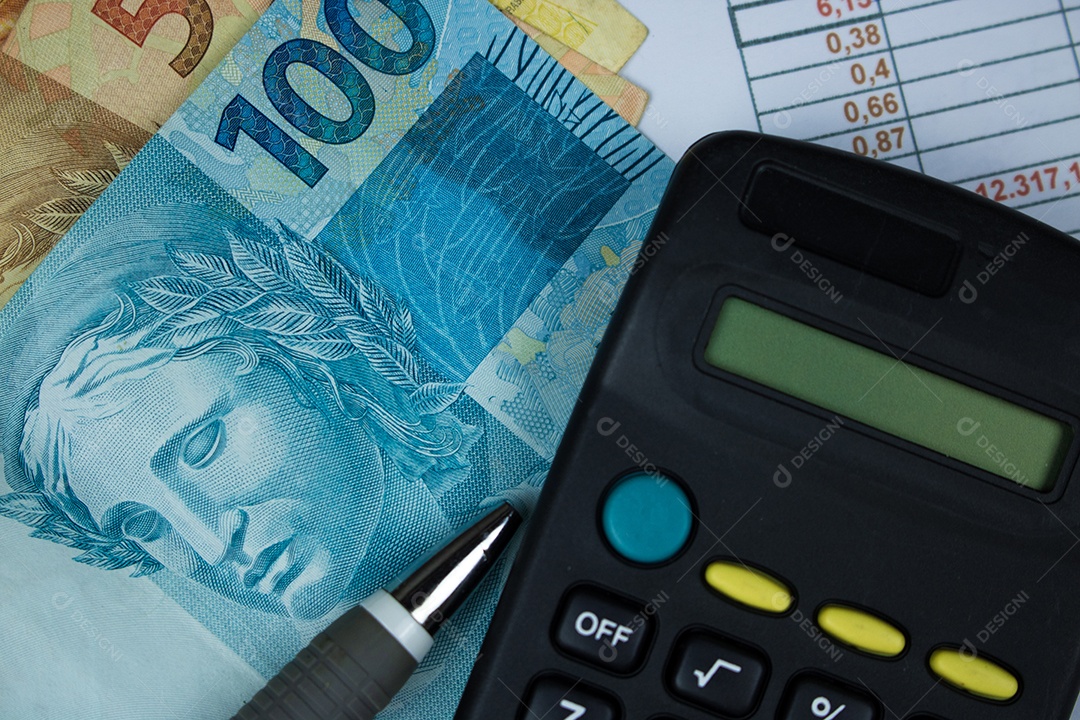 Dinheiro brasileiro com calculadora e fundo de gráfico numérico