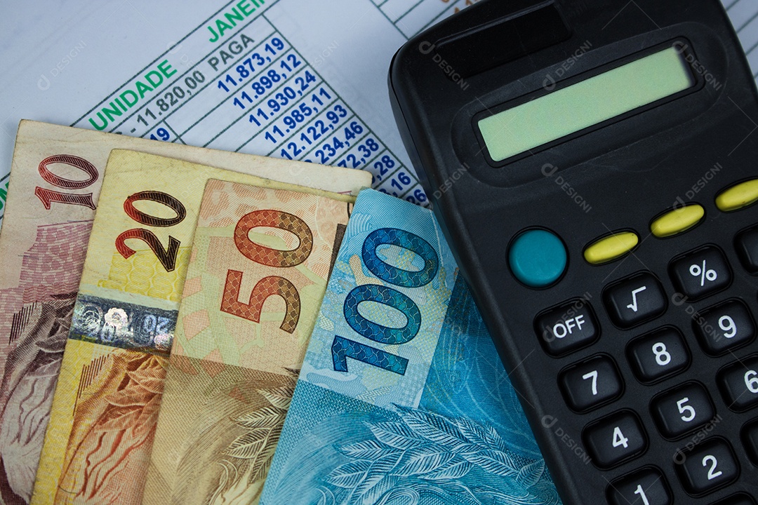 Dinheiro brasileiro com calculadora e fundo gráfico numérico