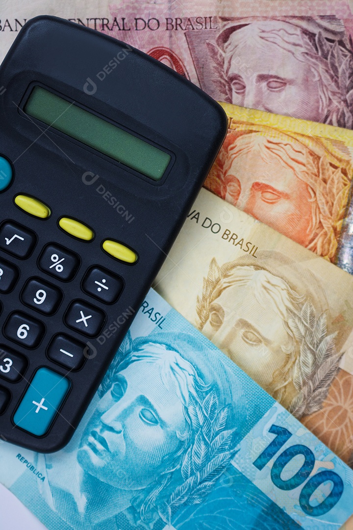 Dinheiro brasileiro com calculadora e fundo gráfico numérico