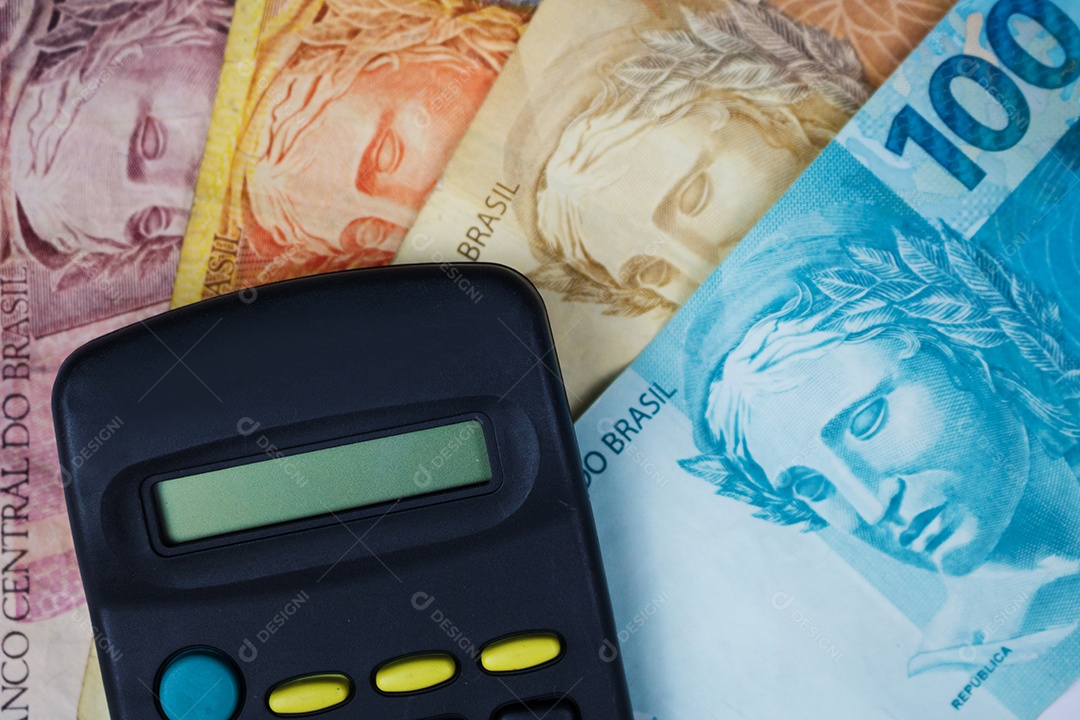 Dinheiro brasileiro com calculadora e fundo gráfico numérico