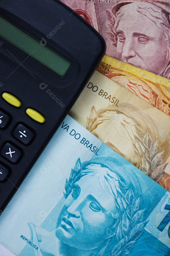 Dinheiro brasileiro com calculadora e fundo gráfico numérico