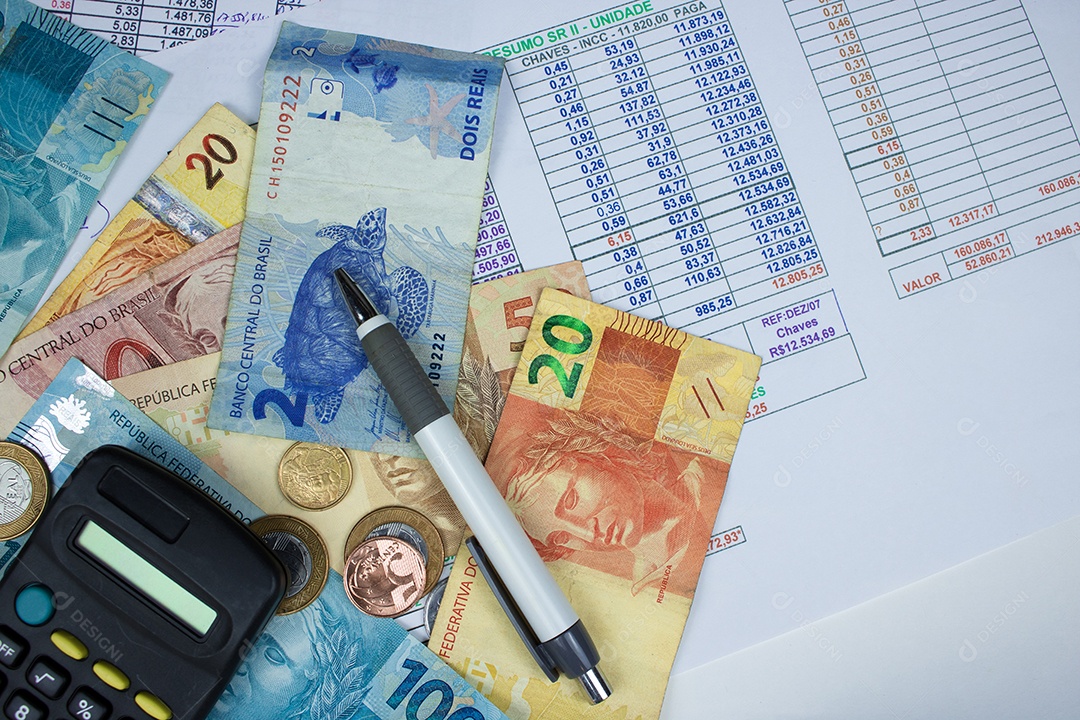 Dinheiro brasileiro com calculadora e fundo gráfico numérico