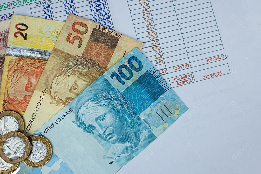 Dinheiro brasileiro com calculadora e fundo gráfico numérico