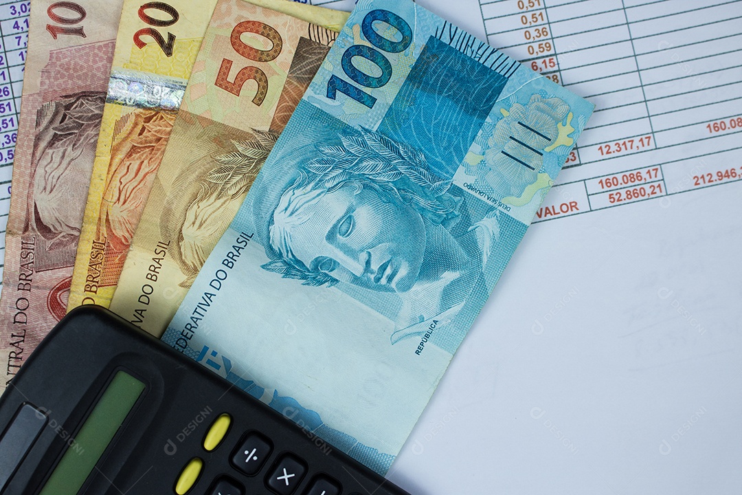 Dinheiro brasileiro com calculadora e fundo gráfico numérico